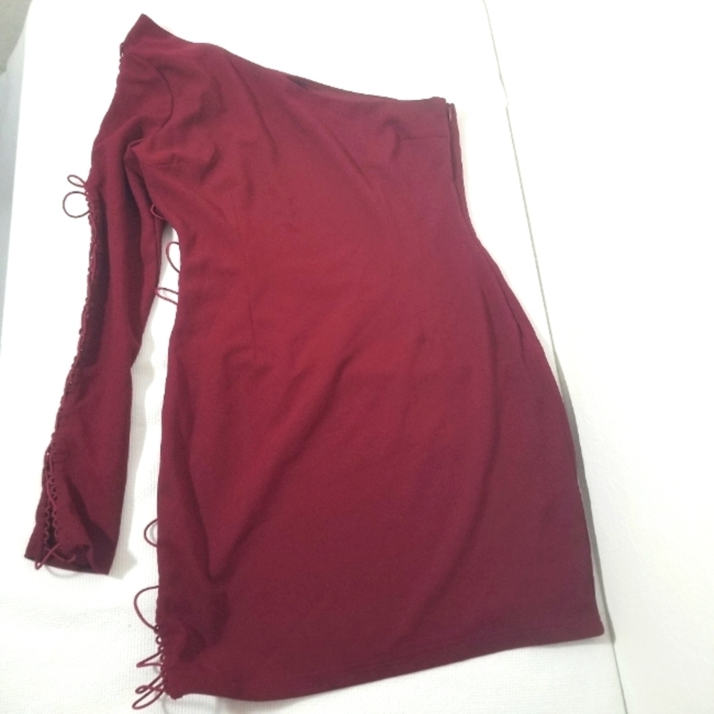 Elegant One-Shoulder Burgundy Dress B2